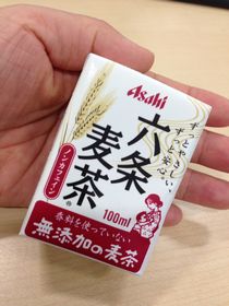 ストローデビューには アサヒ六条麦茶100ml がよかった Cheers Mama チアーズ ママ チアママ