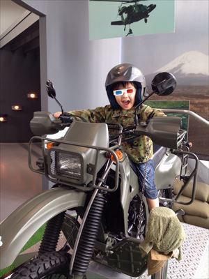 迷彩服でバイクにまたがり自衛隊きぶん 戦車やヘリコプターにも触れる りっくんらんど 埼玉県朝霞市 に行ってきました Cheers Mama チアーズ ママ チアママ