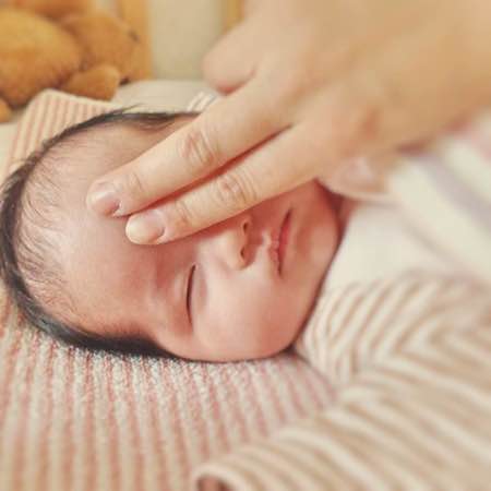 新生児 乳児の寝かしつけに 眉間グルグル を試してみました Cheers Mama チアーズ ママ チアママ